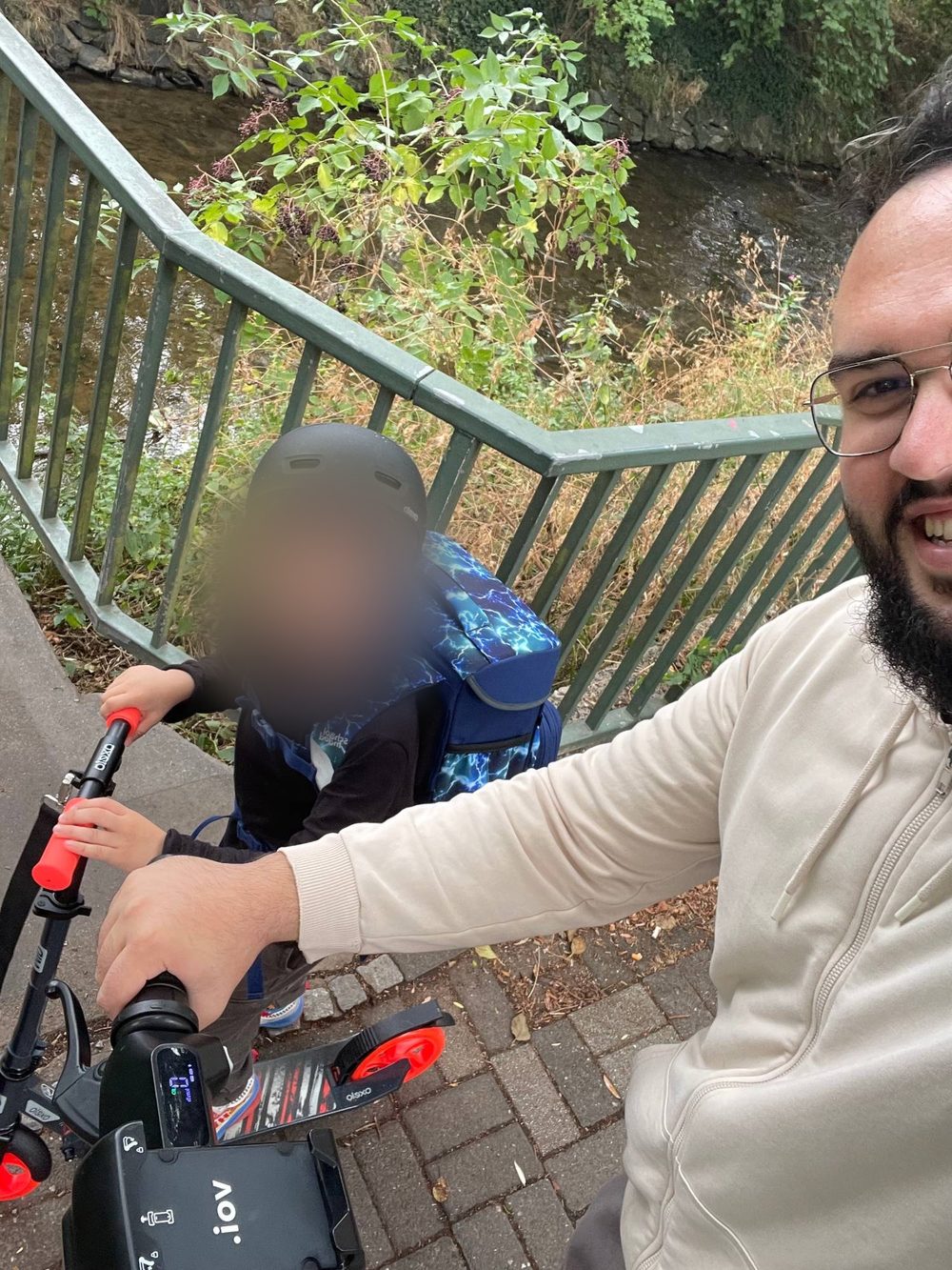 Muhammed unterwegs mit seinem Sohn auf dem Roller, das Gesicht des Kindes ist unkenntlich gemacht